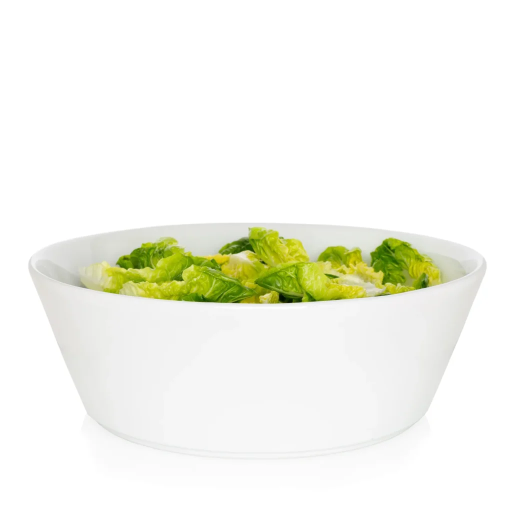 Ciotole e insalatiere in ceramica per pranzo in famiglia