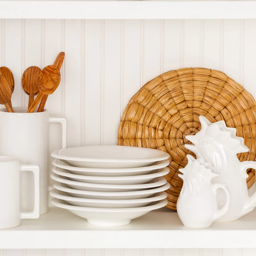 Tavola italiana con piatti, ciotole e accessori in ceramica bianca