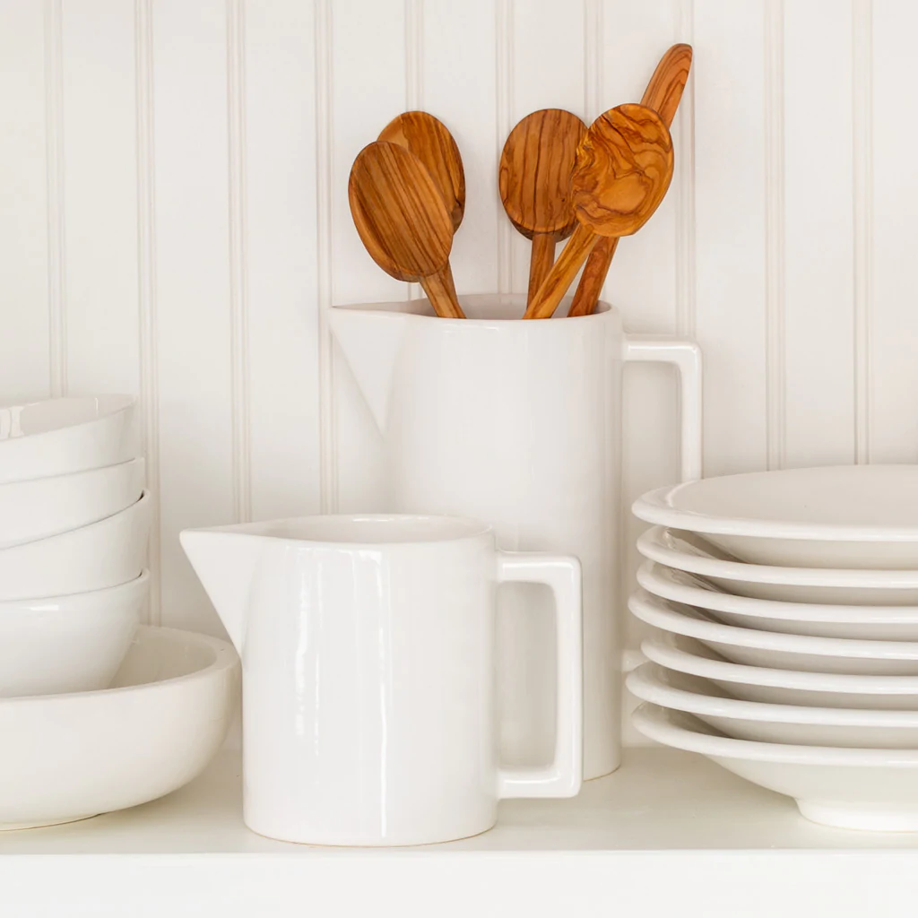 Tazze e stoviglie in ceramica bianca per cucina italiana